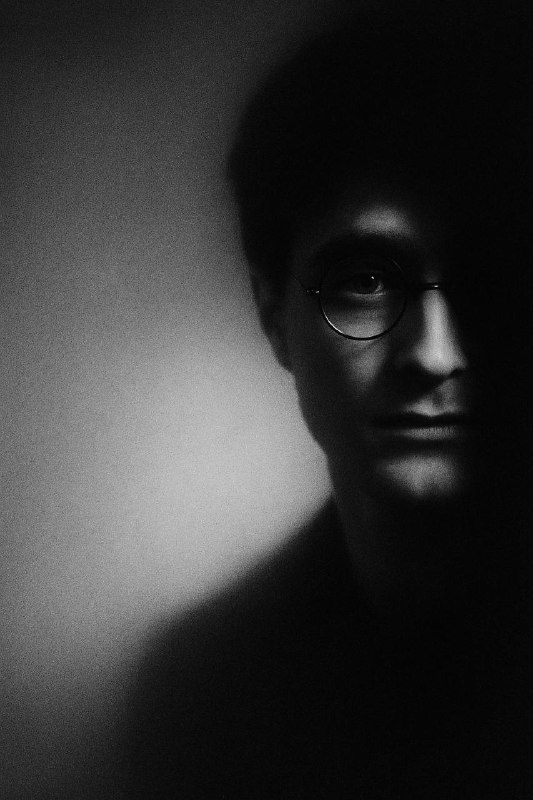 高分辨率的黑白肖像艺术作品，采用编辑类和艺术摄影风格